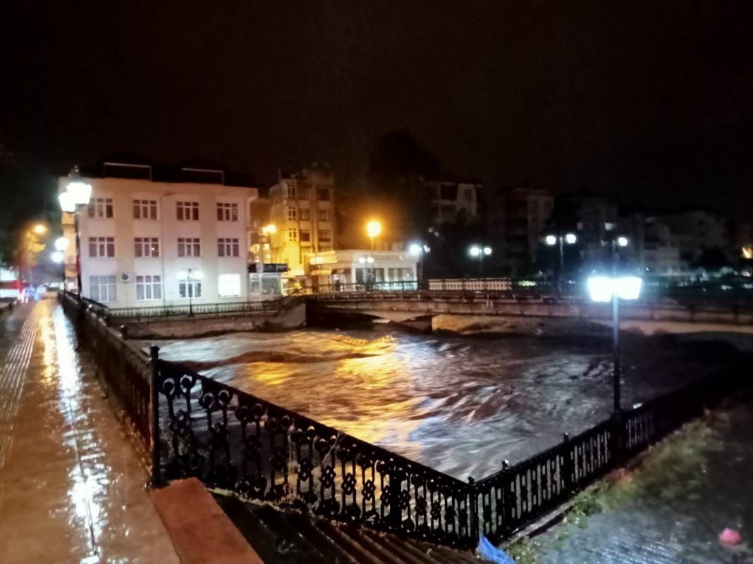 Samsun’u sağanak vurdu: Terme Çayı taştı - Resim: 14